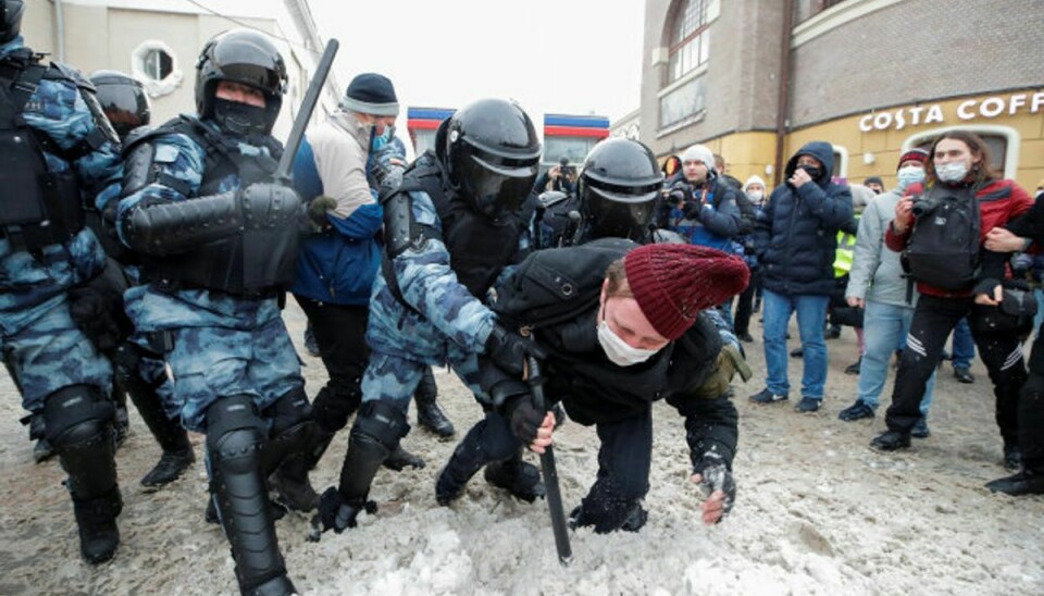 Politifolk anholder en demonstrant i Moskva søndag under optakten til landsomfattende protester mod Kreml efter anholdelsen af oppositionspolitikeren Aleksej Navalnyj. Foto: Maxim Shemetov/Reuters