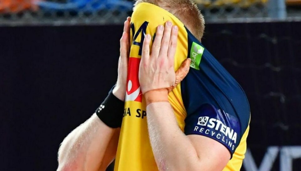 Jim Gottfridsson skjuler ansigtet i skuffelse efter Sveriges finalenederlag til Danmark. – Foto: 10030 Jonas Ekströmer/Tt/Ritzau Scanpix