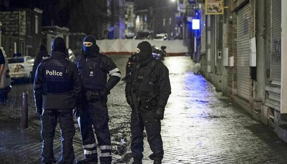 De Belgiske special-tropper blokerer en vej ved anti-terroraktion. Foto: Stringer/Scanpix