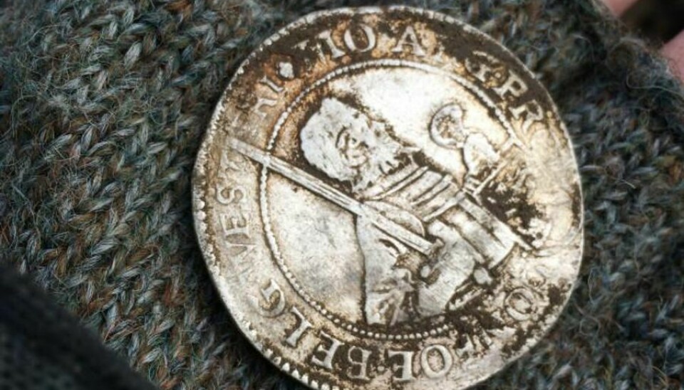 En sølvdaler på knap 30 gram rent sølv ligger godt i hånden på en glad finder.