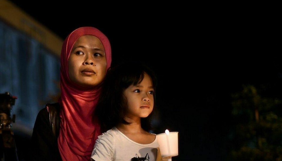 I Kuala Lumpur blev der fredag holdt mindehøjtidelighed, hvor der blev tændt lys for det forsvundne MH370-fly. Foto: MANAN VATSYAYANA/Scanpix