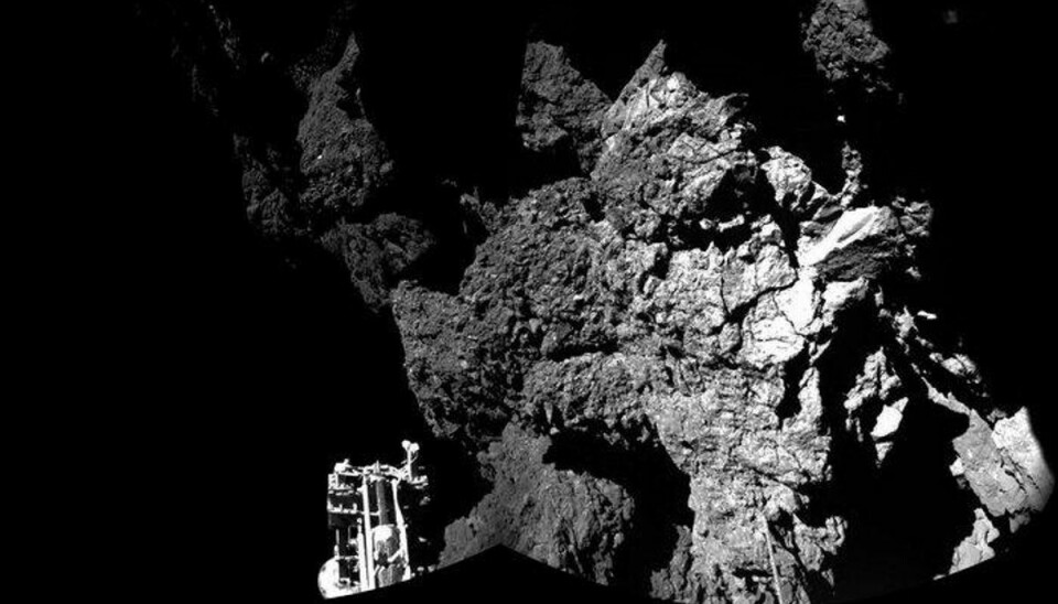 ESA har torsdag formiddag offentliggjort dette billede, der er taget af landingsfartøjet Philea på overfladen af kometen Churyumov-Gerasimenko (eller helt præcist 67P/Churyumov-Gerasimenko). Billedet er sammensat af to fotografier. Senere torsdag offentliggør ESA et fuldt panoramabillede af billeder taget af Philea. Foto: ESA