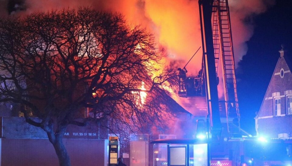 Voldsomme billeder: Omspændt af kæmpe flammer