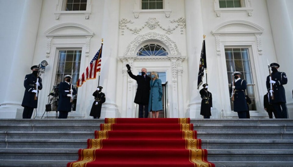 Biden er tilbage i Det Hvide Hus USA’s præsident, Joe Biden, på trappen ved indgangen til Det Hvide Hus sammen med sin hustru, førstedame Jill Biden. Parret ankom til præsidentboligen kort før klokken 22 dansk tid. Foto: Jim Watson/AFP