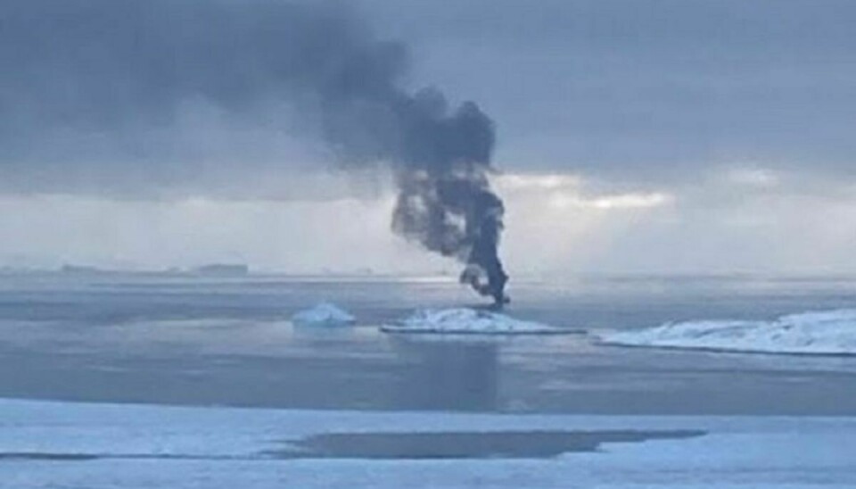 Sådan så den brændende trawler ud, da den stadig var på vandet. Foto: Grønlands Politi