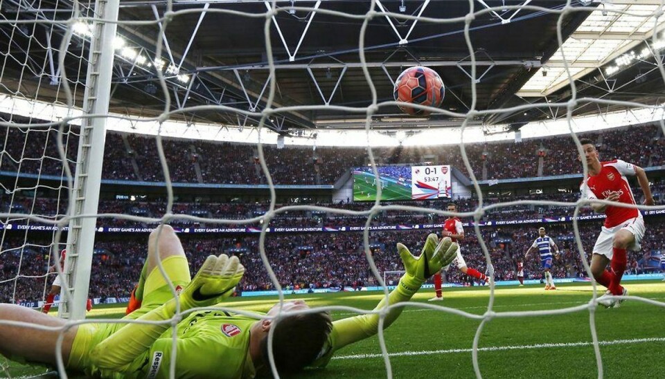 Målmandsdrop sender Arsenal i FA Cup-finalen Foto: IAN KINGTON/Scanpix.
