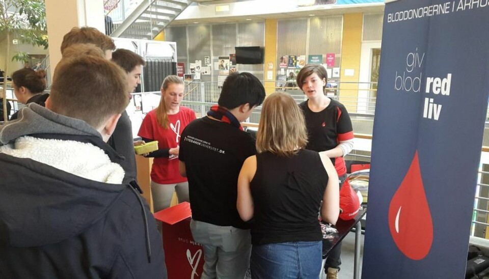 Unge kaprer blod i Aarhus En masse nye donorer er målet for de unge informatører. Foto: Blodonorerne i Danmark