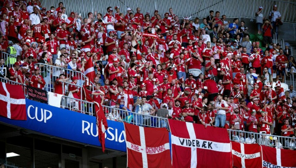 Danmark har i 2020 ikke haft gavn af fulde tribuner til fodboldlandskampene i Parken, og det koster indtægter. Her ses danske roligans ved VM i Rusland i 2018. Foto: Liselotte Sabroe/Scanpix