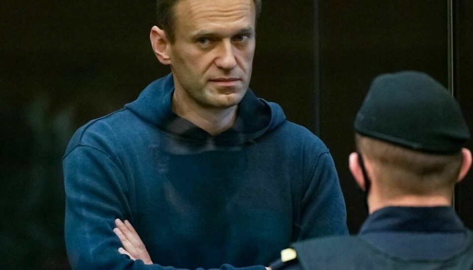 Den russiske oppositionsleder, Aleksej Navalnyj, i retten i Moskva tirsdag. Han er sigtet for at have overtrådt reglerne for sin prøveløsladelse for en dom fra 2014 for svindel. Han betegner alle anklager mod ham som rent politiske. – Foto: Ritzau Scanpix