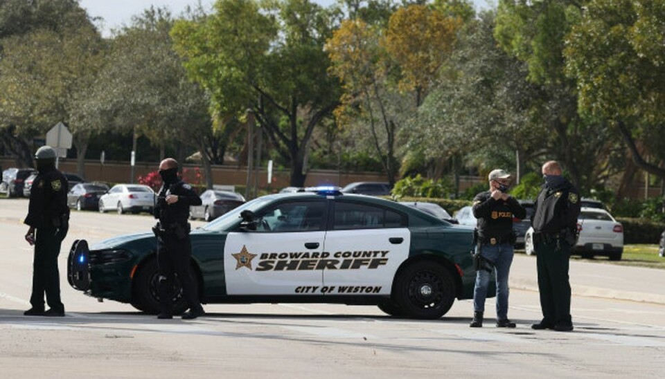 Politi har afspærret det område i byen Sunrise i Florida, hvor en efterlyst person tirsdag morgen lokal tid har skudt mod politifolk fra forbundspolitiet FBI. Foto: Joe Raedle/AFP