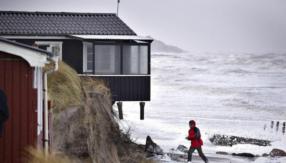 Storstilet beredskabsprojekt humper af sted ARKIVFOTO 2015 af sommerhus ved Nørlev Strand efter stormen Egon- – Se RB 22/4 2015 07.32. De nordjyske sommerhusejere, der i januar mistede deres perle ved kysten, fordi vejr og bølger slugte deres sommerhus, kan på et punkt så småt ånde lettet op. (Foto: Henning Bagger/Scanpix 2015)