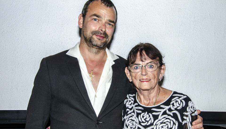 June Belli står sammen med sønnen Michel Belli.