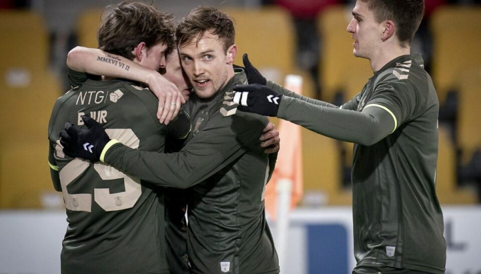 Lasse Vigen Christensen jubler med målscorer Simon Hedlund ved 0-1 målet under superligakampen mellem FC Nordsjælland – Brøndby IF på Farum Park torsdag aften. Foto: Liselotte Sabroe/Ritzau Scanpix.