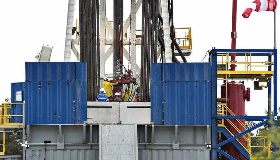 Byråd sætter omstridt skiferboring i bero Det franske energiselskab Total, der har startet en prøveboring efter skifergas ved Dybvad i Vendsyssel, har fået besked på at standse prøveboringen da de har brugt et kemikalie Null Foam, som de ikke havde fået godkendt. Boringen er midlertidigt standset af Energistyrelsen. Her ses boretårnet på marken torsdag eftermiddag den 7. maj