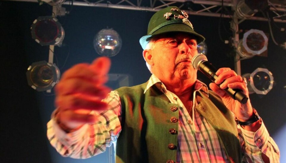 Bierfest: Johnny fyrede op under tyrolerhatten Johnny Reimar lagde ud med “Du burde købe dig en tyrolerhat”. Og det vakte glæde i Vamdrup. Foto: Elo Christoffersen.
