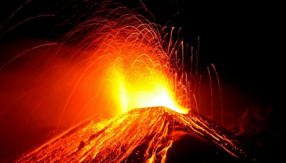 Vulkanen Etna på Sicilien sender lava og aske op fra sit indre. Foto: Reuters/Ritzau Scanpix