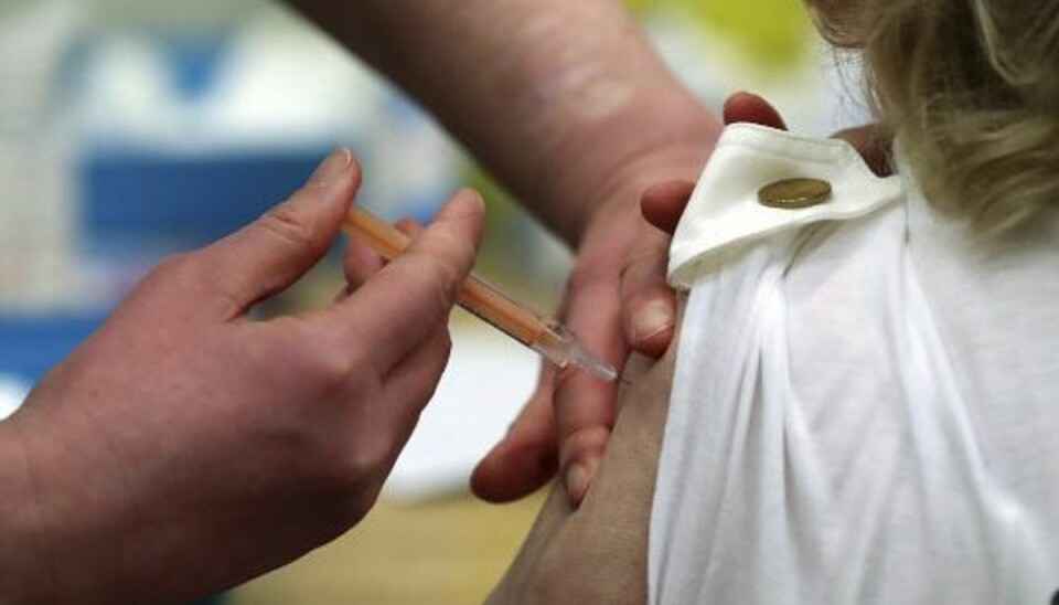 Vil give ny vaccine til folk under 65 år Vaccinen fra AstraZeneca er godkendt med en dokumenteret effekt på omkring 60 procent. Det vil sige, at den i forsøgsstudier, hvor halvdelen har fået vaccinen og den anden halvdel placebo, har reduceret antallet af sygdomstilfælde med 60 procent. (Arkivfoto) Foto: Scott Heppell/Scanpix