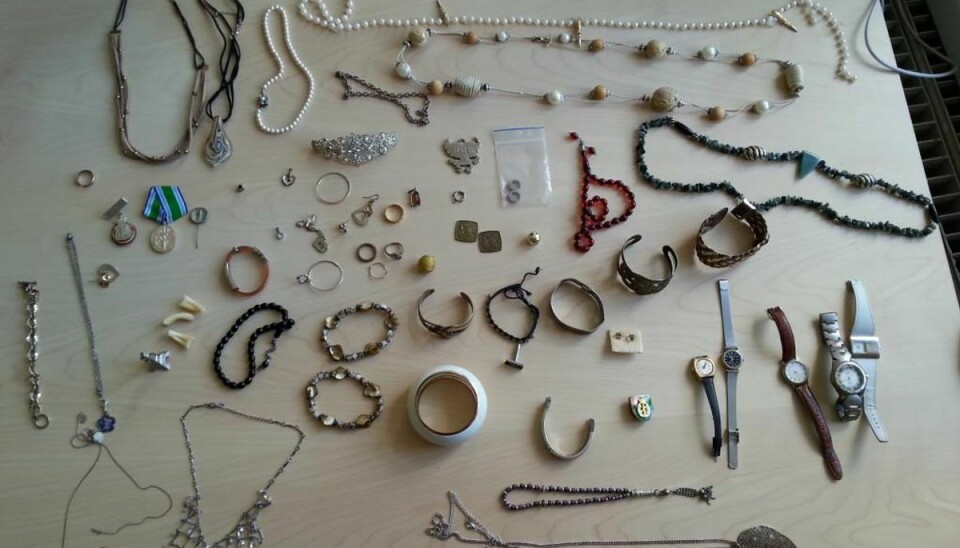 Smykker, ure og medaljer er fundet ved ransagning. Genkender du nogle af disse ting? Foto: Lokalpolitiet i Aabenraa
