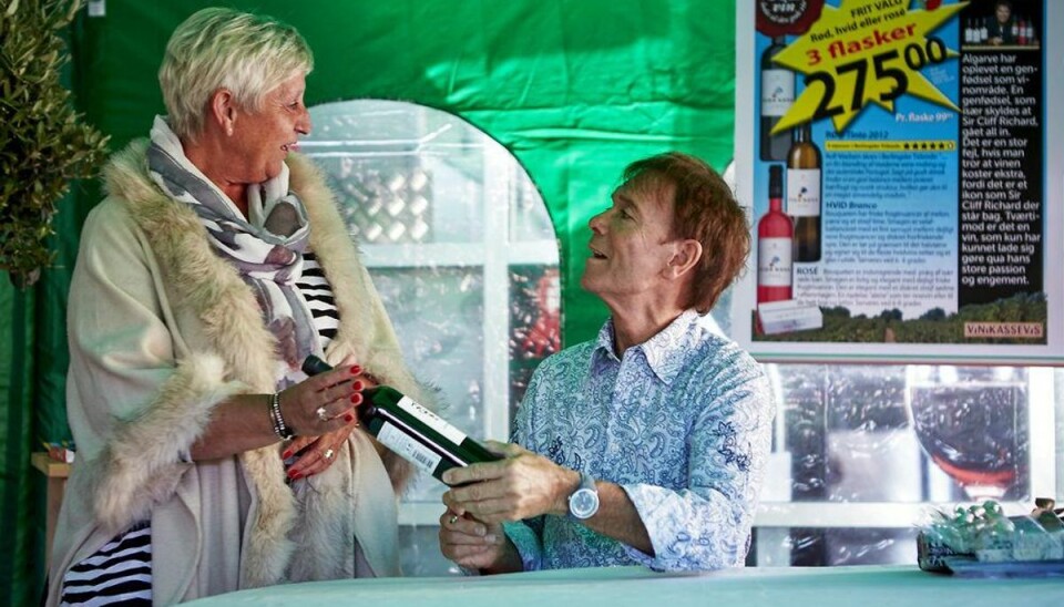 Mange ville have signeret vin af Cliff Richard Sir Cliff Richard i Meny i Frederikssund for at signere flasker med hans egen vin. Foto: Michael Bothager/Scanpix.