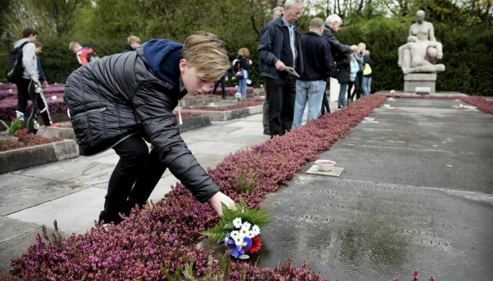 Børn fra Hellerup Skole markerer 70-året for 2.verdenskrigs afslutning ved at sætte blomster på grave og mindetavler i Mindelunden i Ryvangen mandag d. 4. maj 2015. Foto: Linda Kastrup/Scanpix
