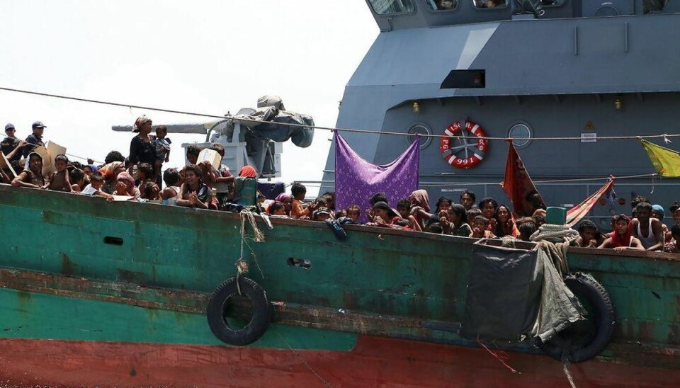 Udenrigsministre: Vi vil tage imod bådflygtninge Tusindvis af migranter menes at befinde sig til søs i overfyldte fartøjer med knappe forsyninger af mad og vand. BV:A Thai navy vessel tows a boat with migrants away from Thailand, in waters near Koh Lipe island in southern Thailand May 16, 2015. Malaysian vessels on Saturday intercepted the boat crammed with migrants after the Thai navy towed it away from Thailand, the latest of a number of vessels pushed back to sea by governments who have ignored a U.N. call for an immediate rescue. An estimated 25, 000 Bangladeshis and Rohingya boarded smugglers’ boats in the first three months of this year, twice as many in the same period of 2014, the UNHCR has said. REUTERS/Aubrey Belford TPX IMAGES OF THE DAY. (Foto: STRINGER/THAILAND/Scanpix 2015)