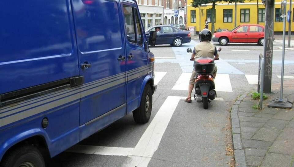 Situationer som denne kan blive farlig for fodgængere og cyklister. Foto: Dansk Fodgængerforbund