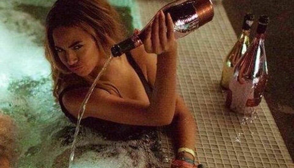 Beyoncé hælder tonser-dyr champagne i spabad i videoen til “Feelin’ Myself”. Foto: Twitter