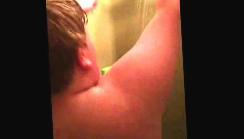Derfor bruger 12-årig lang tid i badet