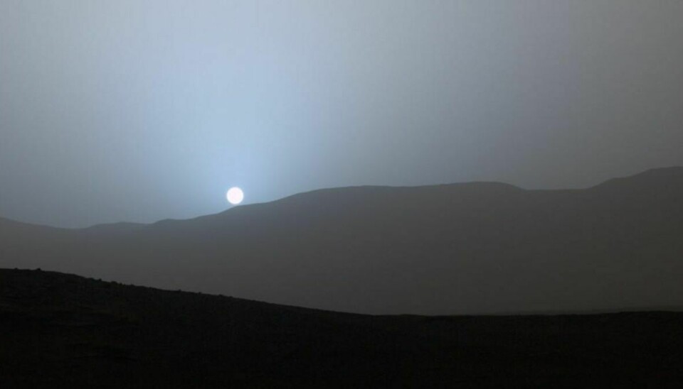 På Mars er solnedgange blålige, og som har på Jorden kan de være fantastisk smukke, som man kan se her. Foto: NASA/JPL-Caltech