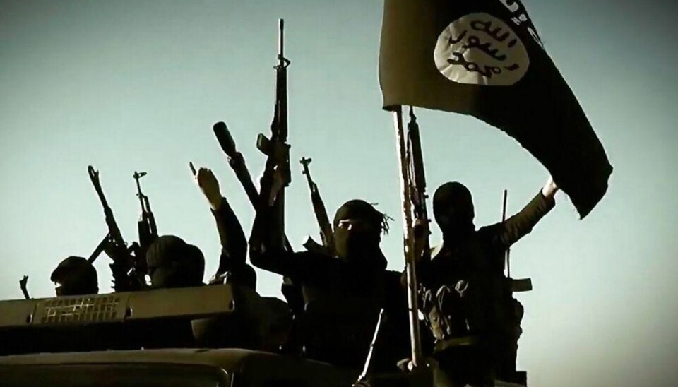 Medie: Knivdrab skyldes strid om krig i Syrien RB PLUS ARKIVFOTO 2014 Militante islamiske krigere med IS-flaget i Iraq- – se RB 6/5 2015 08.24. Den militante bevægelse Islamisk Stat (IS) har siden sidste sommer erobret store områder i Syrien og Irak, ligesom gruppen også er aktiv i Libyen.(Foto: STRINGER/Scanpix 2015)
