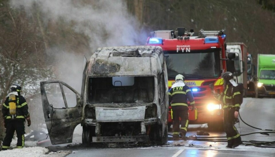 Totalt udbrændt varebil spærrer Stærmosevej på Vestfyn. KLIK VIDERE OG SE FLERE BILLEDER. Foto: presse-fotos.dk
