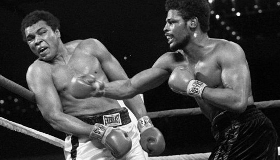 Leon Spinks (th.) chokerede verden, da han i 1978 besejrede bokselegenden Muhammad Ali i Las Vegas i sin bare ottende profesionelle kamp og blev verdensmester i sværvægt. Foto: Uncredited/Scanpix