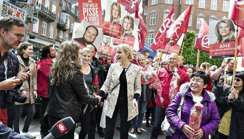 Formand for Socialdemokraterne Helle Thorning-Schmidt besøgte onsdag d. 3. juni 2015 Aalborg. Her ses hun på Nytorv til den traditionelle roseuddeling. Foto: Henning Bagger/Scanpix
