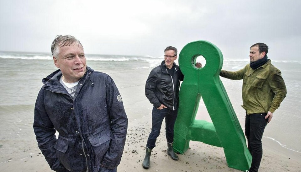 Alternativet med Uffe Elbæk i spidsen var tirsdag middag i Skagen hvor de tog ud på Grenen i stærk blæst og regn. Det var for at markere starten på Alternativets turne rundt i landet: Join the Party . Her er Uffe ude på Grenens spids hvor havene slår sammen i baggrunden, og et medbragt Å i baggrunden