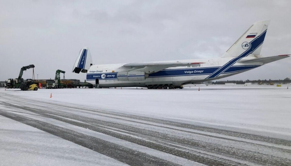 Kæmpe-fugl lammet af snevejret Antonov 124 er verdens største aktive fragtfly. Tirsdag letter det efter planen fra Billund.