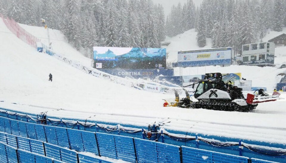 Vejret driller arrangørerne på førstedagen af VM i alpint skiløb. Foto: Denis Balibouse/Reuters