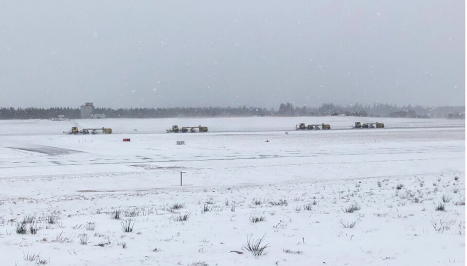Snevejr giver travlhed i Billund Lufthavn Fire sweepere rydder banen i Billund Lufthavn.