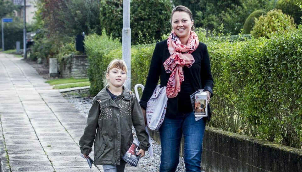 Red Barnet mangler indsamlere på valgdagen Der er Red Barnet indsamling i Viborg. Udlevering af materiale og bøtter sker på Borgerhuset Stationen. Ude på ruten mødte vi indsamlerne Anne Marie Worm og hendes 6-årige datter, Victoria, på Mimersvej/Foto: Preben Madsen