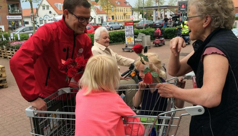 Vamdrup fik roser og gode politiske budskaber I dag var Christian Rabjerg Madsen (S) i Vamdrup. Privatfoto.