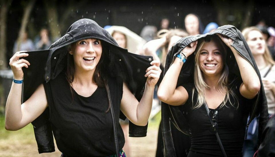 Publikum dansede i regnen under koncerten med Scarlet Pleasure på P6 Beat Scenen. Foto: Simon Skipper/Scanpix.