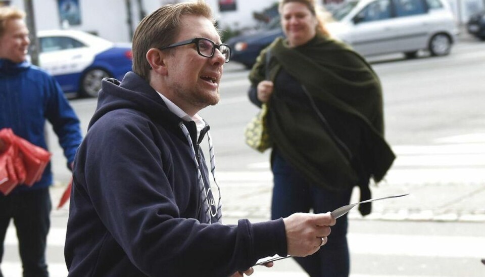 Simon Emil Ammitzbøll deler foldere ud foran Hovedbanegården i København torsdag d. 18 juni 2015 for at få overbevist de sidste vælgere inden de skal stemme senere i dag. (Foto: Asger Ladefoged/Scanpix 2015)