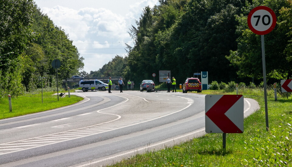 Bilen svingede lige ud foran motorcyklisten. Bilen svingede lige ud foran motorcyklisten.
