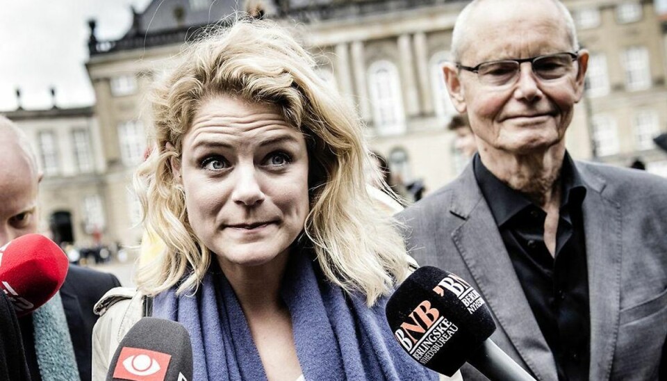 EL vil holde styr på Thulesens valgløfter Partirepræsentanter ankommer til Amalienborg fredag d. 19 juni 2015 for at meddele dronning Margrethe, hvem de peger på som landets kommende statsminister. Her Johanne Schmidt-Nielsen (Ø).