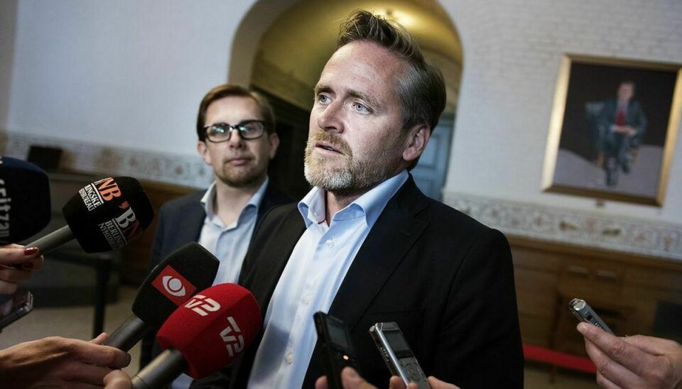 Lars Løkke Rasmussen fohandler med partierne. Anders Samuelsen og Simon Emil Ammitzbøll fra Liberal Alliance ankommer. (Foto: Liselotte Sabroe/Scanpix 2015)