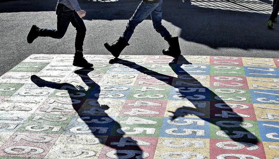 RB Plus Forældre mere utilfredse med skolereform Undervisningen er for dårlig og skoledagene for lange, mener forældrene. Send flere penge, lyder det fra både foreningen Skole og Forældre og lærernes formand. Arkivfoto: BM : Artikel om skolestørrelser .Elever i spisefrikvarteret på Hadsundvejens Skole i Randers. Skolen er en kommuneskole og skal lukkes til sommer. ( obs: Der er generel fototilladelse til billederne fra skolen og forældre.)