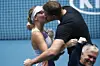 Den tidligere tennisstjerne Caroline Wozniacki, som her ses kysse sin mand, David Lee, venter barn til sommer. (Arkivfoto) Foto: Edgar Su/Reuters