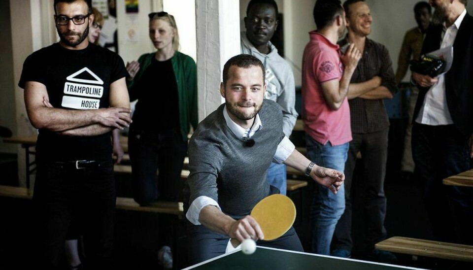 Morten Østergaard på besøg i Trampolinhuset. Han spiller bordtennis sammen med Manu Sareen mod to af brugerne.