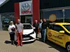 John og Jytte Vangshold får (endelig) overrakt nøglerne til deres nye Toyota Aygo, som de vandt i PAVAs store bilkonkurrence. Pressefoto