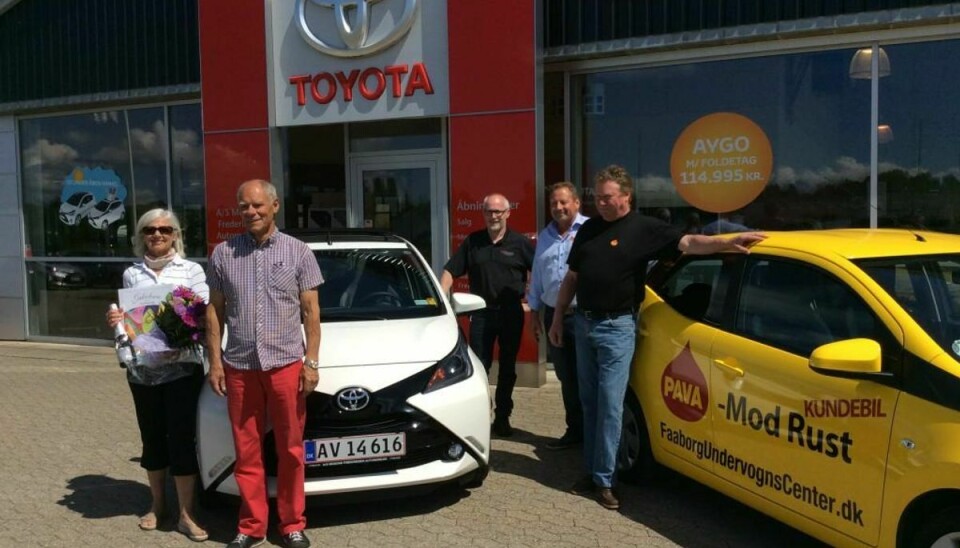 John og Jytte Vangshold får (endelig) overrakt nøglerne til deres nye Toyota Aygo, som de vandt i PAVAs store bilkonkurrence. Pressefoto