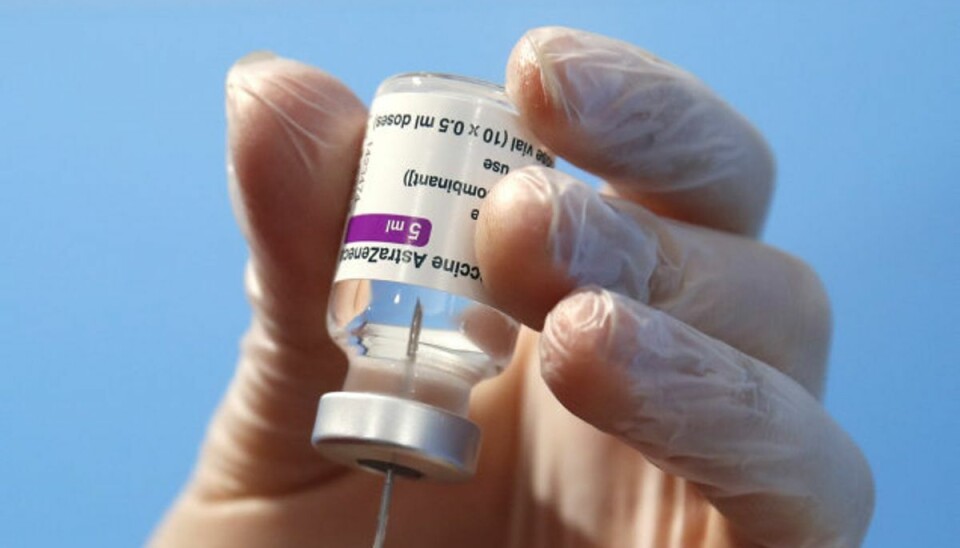 Stopper øjeblikkeligt vaccine på grund af bivirkninger AstraZeneca-vaccinen er ikke helt lige så effektiv som de øvrige vacciner, der er godkendt i Danmark. Til gengæld er den noget lettere at opbevare og transportere (Arkivfoto). Foto: Alessandra Tarantino/Scanpix